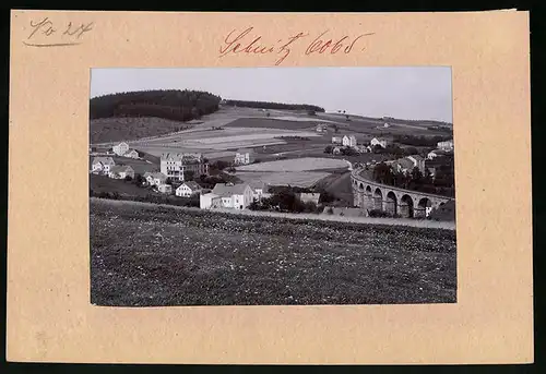 Fotografie Brück & Sohn Meissen, Ansicht Sebnitz, Blick auf das Eisenbahnviadukt mit Wohnhäusern