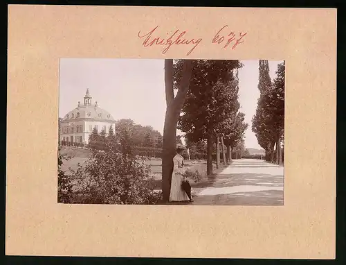 Fotografie Brück & Sohn Meissen, Ansicht Moritzburg, Partie am Fasanenschlöschen, junge Frau im hellen Kleid