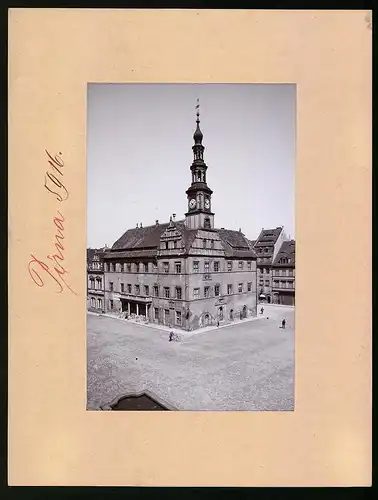 Fotografie Brück & Sohn Meissen, Ansicht Pirna a. Elbe, Blick auf den Markt mit Rathaus, Sparkasse