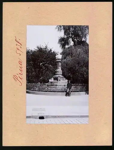 Fotografie Brück & Sohn Meissen, Ansicht Pirna a. Elbe, Partie am Bismarckdenkmal, Knabe posiert vor dem Denkmal