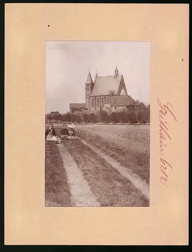 Fotografie Brück & Sohn Meissen, Ansicht Geithain, Mädchen auf dem Feldweg mit Blick zur Stadtkirche