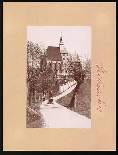 Fotografie Brück & Sohn Meissen, Ansicht Wickershain, Aufgang zur Kirche mit Friedhof, Knaben im Bollerwagen