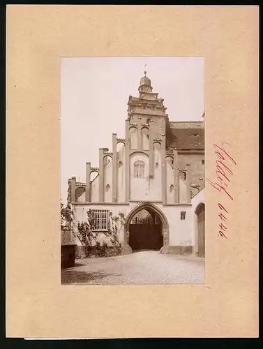 Fotografie Brück & Sohn Meissen, Ansicht Colditz, Blick auf den Eingang zum Schloss