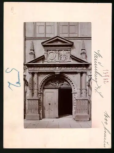 Fotografie Brück & Sohn Meissen, Ansicht Naumburg a. Saale, Blick auf das Rathaus Portal