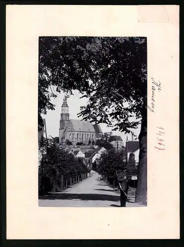 Fotografie Brück & Sohn Meissen, Ansicht Kamenz i. Sa, Jäger mit Flint ein der Pulsnitzer Strasse, Blick zur Kirche