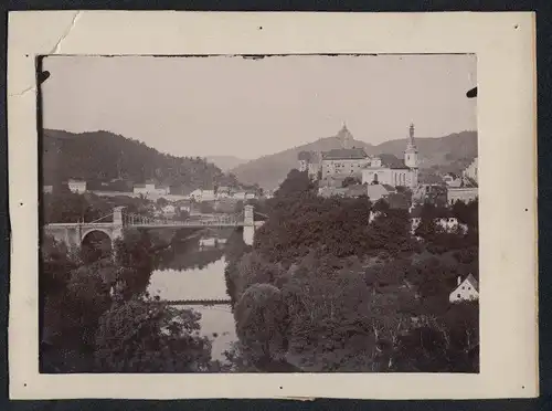Fotografie Brück & Sohn Meissen, Ansicht Elbogen, Blick auf den Ort mit Kettenbrücke und Schloss