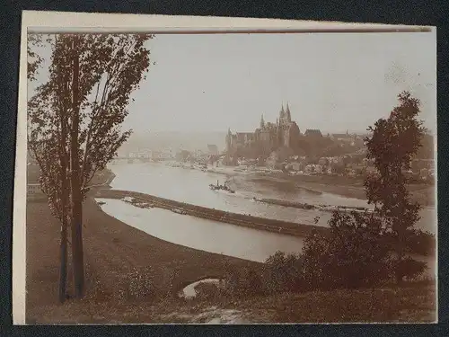 Fotografie Brück & Sohn Meissen, Ansicht Meissen i. Sa., Blick über den Winterhafen auf die Stadt, Raddampfer, Frachtkahn