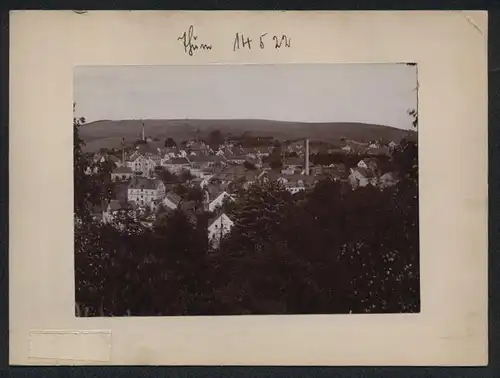 Fotografie Brück & Sohn Meissen, Ansicht Thum i. Erzg., Blick auf den Ort mit Kirche und Schornsteinen