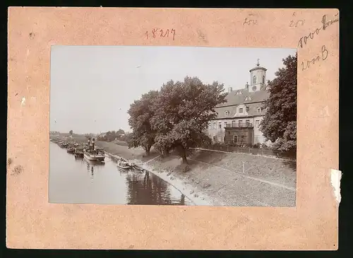 Fotografie Brück & Sohn Meissen, Ansicht Gröba bei Riesa, Schloss am Elbufer, Hafen mit Schleppkahn