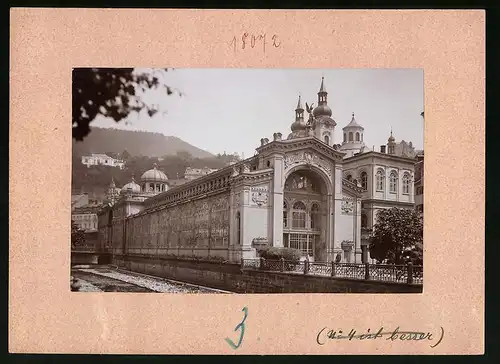 Fotografie Brück & Sohn Meissen, Ansicht Karlsbad, Sprudel - Kolonnade