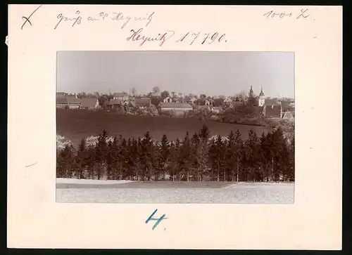Fotografie Brück & Sohn Meissen, Ansicht Heynitz, Panorama der Ortschaft mit Kirche