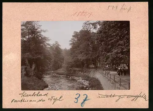 Fotografie Brück & Sohn Meissen, Ansicht Karlsbad, Partie an der Tepl, Frauen spazieren an der Promenade