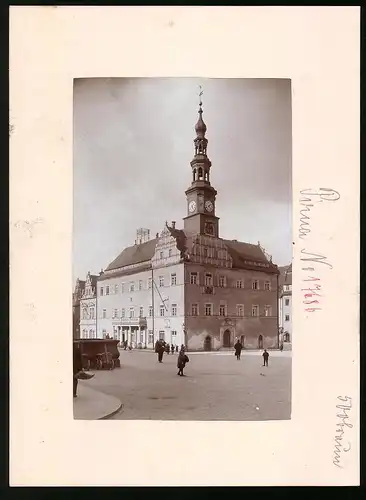 Fotografie Brück & Sohn Meissen, Ansicht Pirna a. Elbe, Marktplatz mit dem Rathaus, Strassenfeger