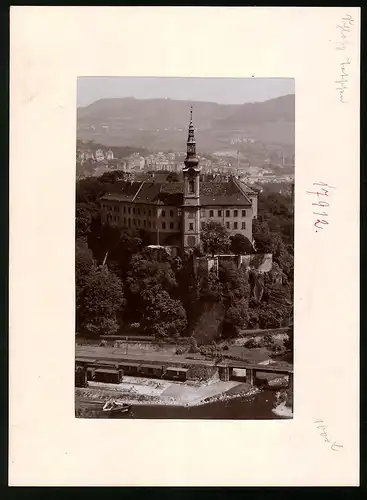 Fotografie Brück & Sohn Meissen, Ansicht Tetschen a. Elbe, Blick auf das Schloss Tetschen mit Eisenbahnsschienen, Hafen
