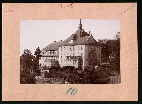 Fotografie Brück & Sohn Meissen, Ansicht Löbau i. Sa., Blick auf das Krankenhaus mit Gartenpartie