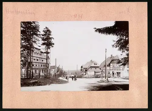 Fotografie Brück & Sohn Meissen, Ansicht Oberbärenburg, Marktplatz mit Hotels Friedrichshöhe, Sorgenfrei, Bergeshöhe