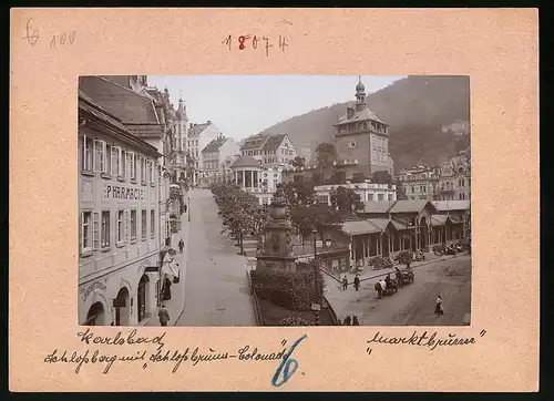 Fotografie Brück & Sohn Meissen, Ansicht Karlsbad, Schlossber mit Adler Apotheke, Marktbrunnen, Kolonade