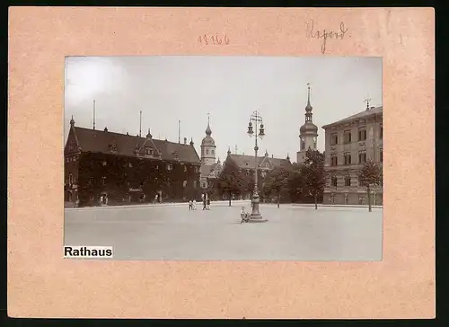 Fotografie Brück & Sohn Meissen, Ansicht Riesa a. Elbe, Albertplatz mit Rathaus und Klosterkirche