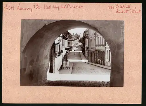 Fotografie Brück & Sohn Meissen, Ansicht Kamenz i. Sa., Blick durch Klostertor auf die Klostertorstrasse mit Geschäften