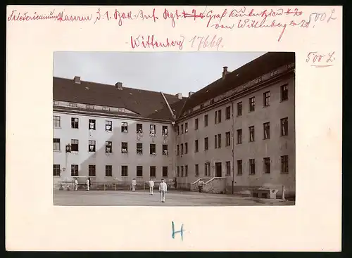 Fotografie Brück & Sohn Meissen, Ansicht Wittenberg a. Elbe, Innenhof der Friedericianum-Kaserne des Inf-Rgt. Nr. 20