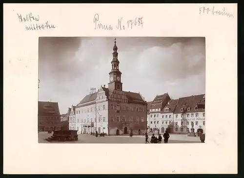 Fotografie Brück & Sohn Meissen, Ansicht Pirna a. Elbe, Marktplatz mit Hotel Weisser Schwan, Apotheke, Rathaus, Denkmal