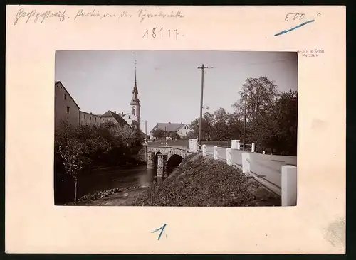 Fotografie Brück & Sohn Meissen, Ansicht Grosspostwitz, Partie an der Spreebrücke mit Blick zur Kirche