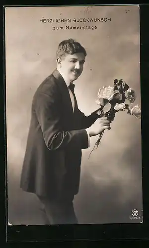 AK Glückwünsche zum Namenstag, Junger Herr im Anzug mit Blumen