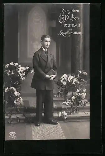 AK Glückwünsche zur Konfirmation, Junge mit Gebetsbuch in Kirche
