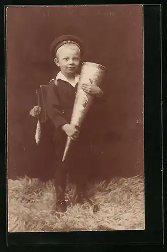Foto-AK Kleiner Junge mit seiner Schultüte zum Schulanfang