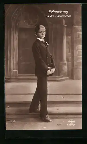 AK Glückwünsche zur Konfirmation, Kleiner Junge im Anzug mit Gebetsbuch