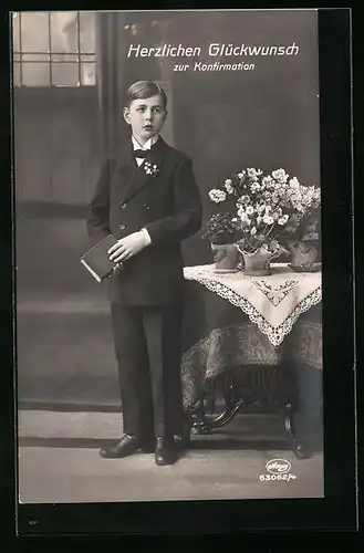 AK Glückwünsche zur Konfirmation, Kleiner Junge im Anzug mit Gebetsbuch