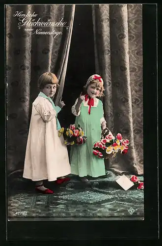 AK Glückwünsche zum Namenstag, Kinder mit Blumenbouquets
