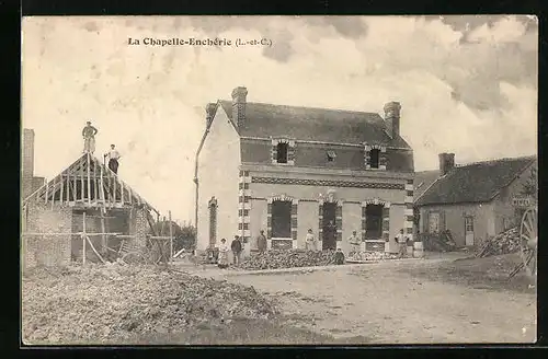 AK La Chapelle-Enchérie, Construction d`une maison