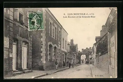 AK Les Montils, Les Ecoles et la Grande Rue