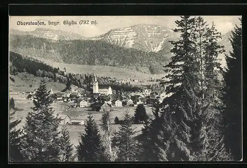 AK Oberstaufen /Allgäu, Ortsansicht vor Bergpanorama