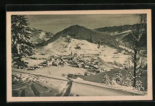 AK Oberstaufen i. Bayr. Allgäu, Ortsansicht mit Wintersportplatz