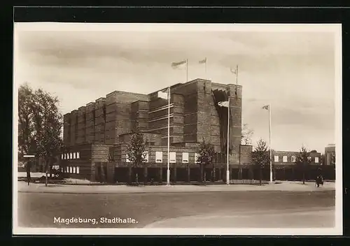AK Magdeburg, Stadthalle mit Beflaggung