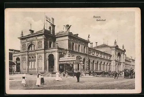 AK Bonn, Reisende und Kutschen vor dem Bahnhof