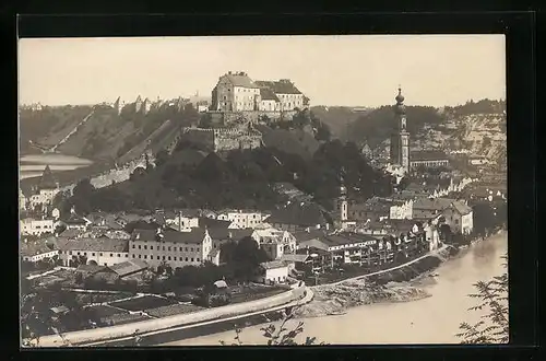 AK Burghausen /Salzach, Uferpartie und Burg