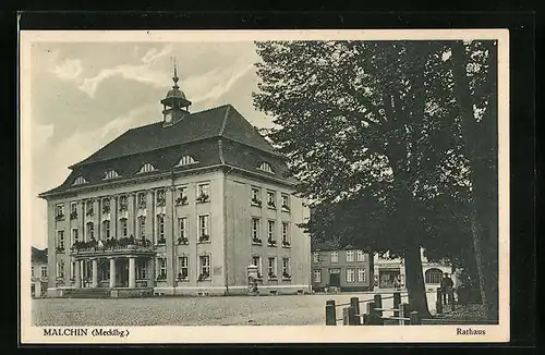 AK Malchin /Mecklbg., Rathaus mit Geschäft