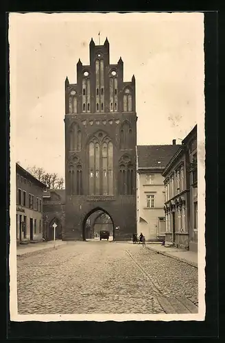 AK Neubrandenburg, Strassenpartie am Treptower Tor