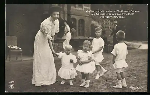 AK Grossherzogin Alexandra von Mecklenburg mit ihren Kindern, Erbgrossherzog