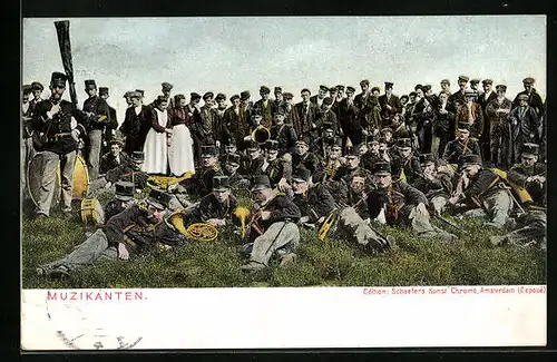 AK Muzikanten, niederländische Soldaten auf der Wiese
