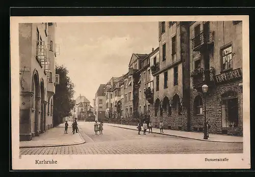 AK Karlsruhe, Bunsenstrasse mit Kindern und Geschäft Hensel
