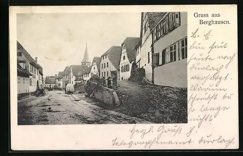 AK Berghausen, Strassenpartie mit Blick auf Kirchturm und Holzstapel