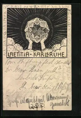 Künstler-AK Karlsruhe i. B., Laetitia, Absolvia, Hände halten einen riesigen Kristall