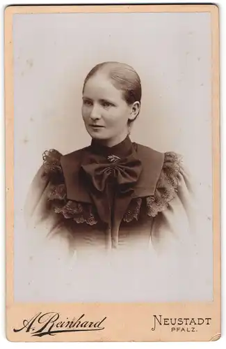 Fotografie A. Reinhard, Neustadt a. d. Haardt, Junge Dame mit zurückgebundenem Haar