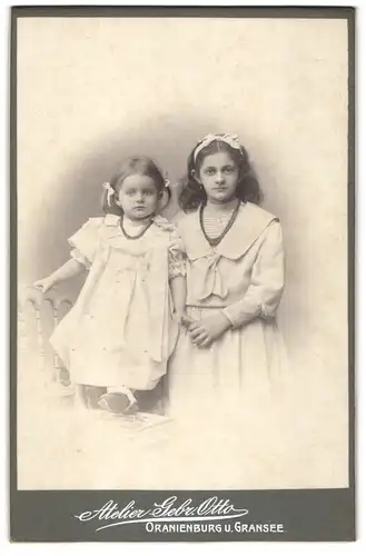Fotografie Gebr. Otto, Oranienburg, Junge Dame und kleines Mädchen in modischer Kleidung