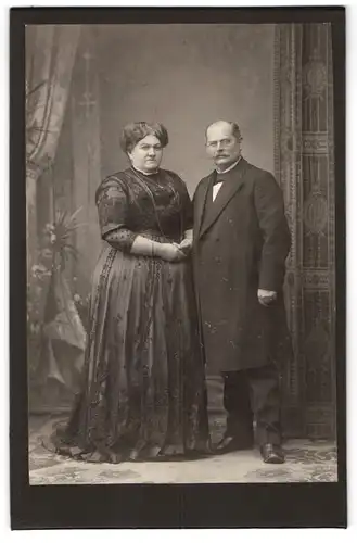 Fotografie unbekannter Fotograf und Ort, Bürgerliches Paar in hübscher Kleidung