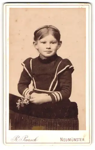 Fotografie R. Paasch, Neumünster, Kleines Mädchen im modischen Kleid